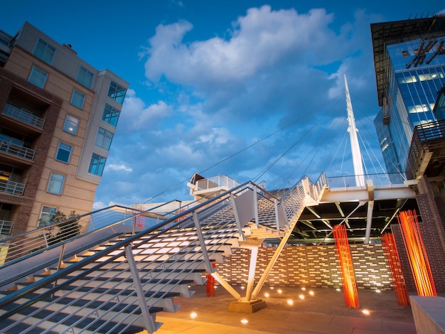 Denver Millennium Bridge al tramonto.