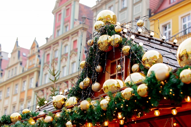 Deocration dell'albero di Natale, bagattelle sul mercato a Wroclaw, Polonia