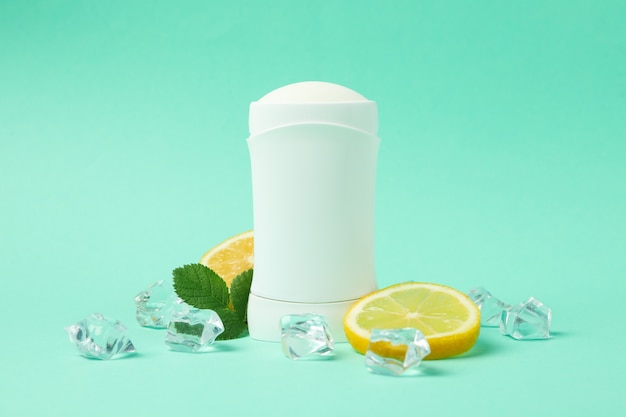 Deodorante per il corpo, ghiaccio e limone alla menta