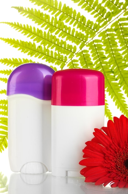 Deodoranti con fiore e foglia verde isolati su bianco