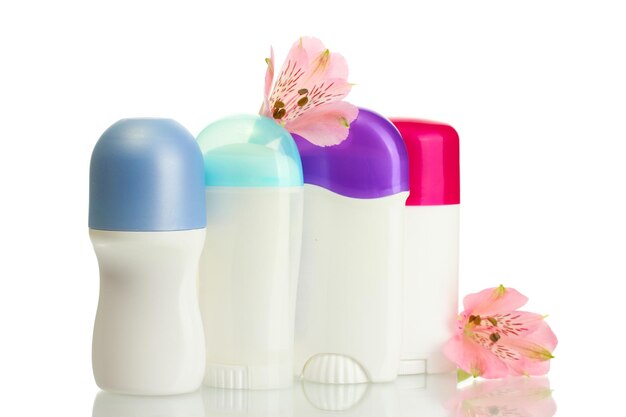 Deodoranti con fiori isolati su bianco