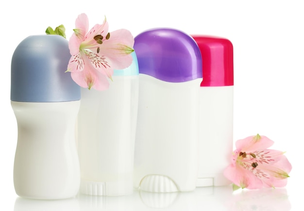 Deodoranti con fiori isolati su bianco