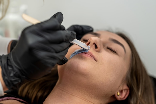 Depilazione di capelli o baffi di una bella ragazza