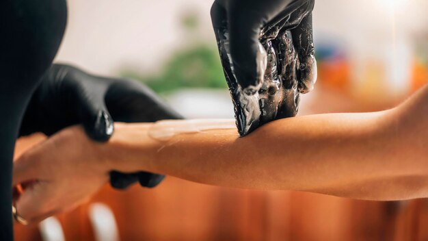 Depilazione mani in pasta di zucchero Zuccherare le mani