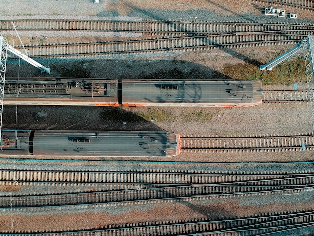 Depositi, binari, scambi e treni di Aerialphoto. San Pietroburgo, Russia. Flatley