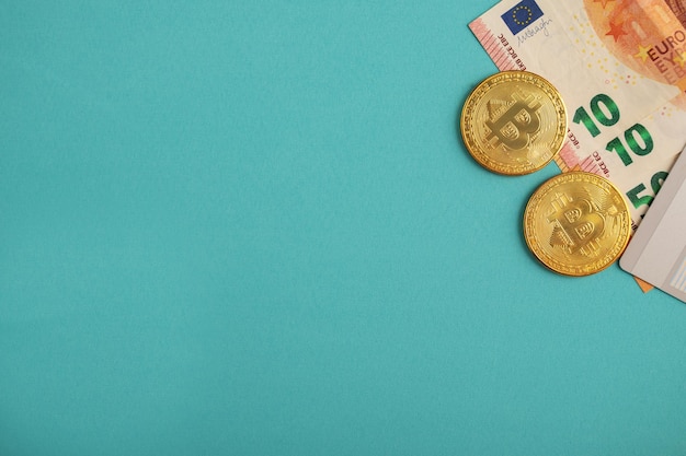 Depositi di credito in contanti Operazioni in valuta trasferimenti di denaro Banconote in euro Carta bitcoin con copyspace su sfondo blu Tutti i metodi di pagamento
