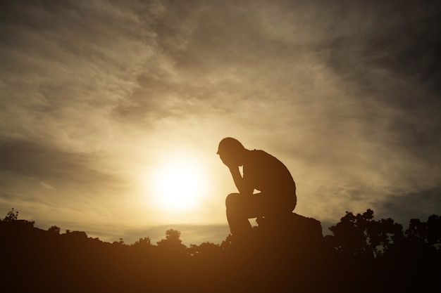 depresso tristezza uomo seduto disperazione