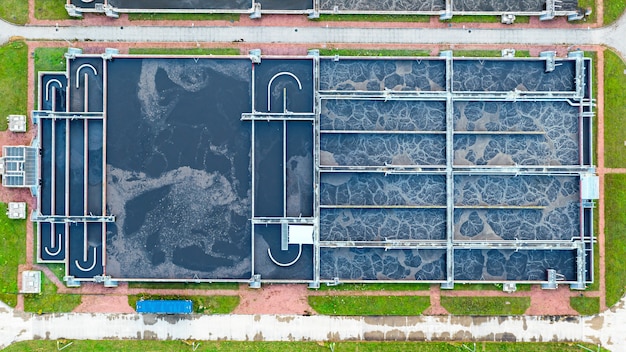 Depurazione dell'acqua della città. Le acque reflue fluiscono attraverso grandi vasche circolari con raschiatori motorizzati. Vista dall'alto