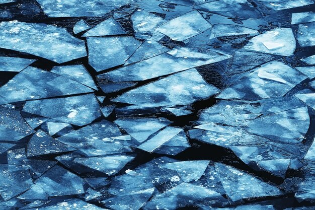 deriva di ghiaccio primaverile sul fiume / texture di sfondo ghiaccio galleggiante, marzo sul fiume