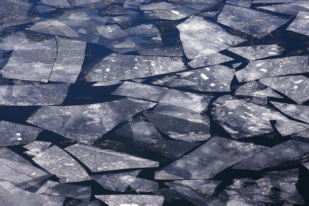 deriva di ghiaccio primaverile sul fiume / texture di sfondo ghiaccio galleggiante, marzo sul fiume