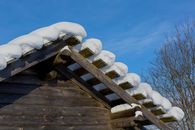 Deriva di neve sul tetto dopo le nevicate