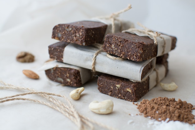 Deserti GREZZI sane. Concetto sano Bar naturali dolci e utili.