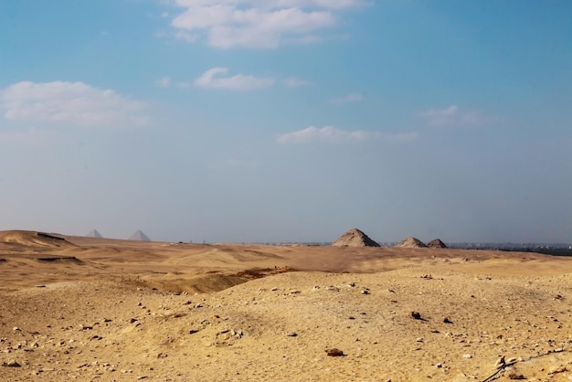 Deserto alle piramidi di Saqqara in lontananza. Egitto.