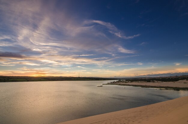 Deserto con cielo blu.