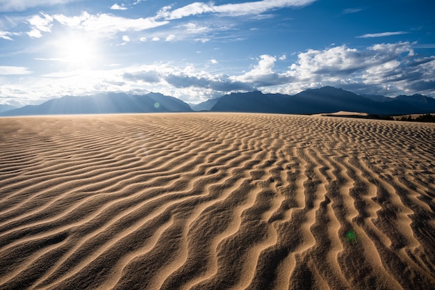 deserto con roccia di montagna al tramonto