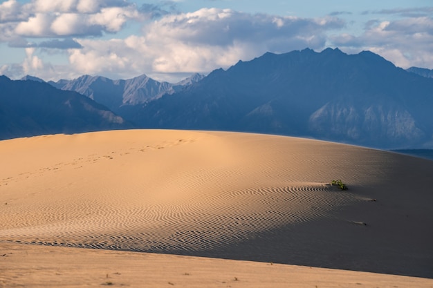 deserto con roccia di montagna al tramonto