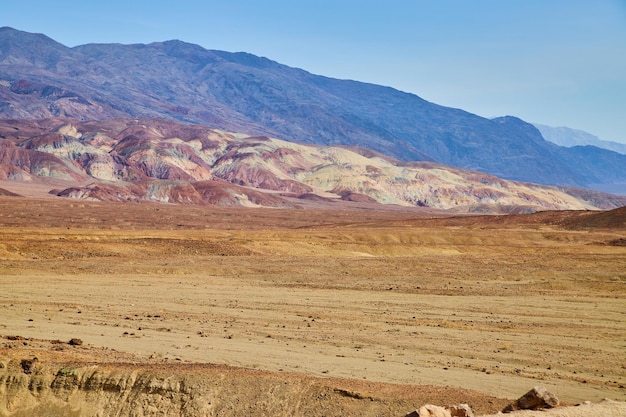 Deserto con strati di montagne colorate