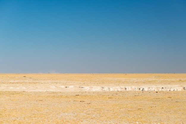 Deserto del Kalahari, distesa di sale, nessun luogo, pianura vuota, cielo limpido, Botswana