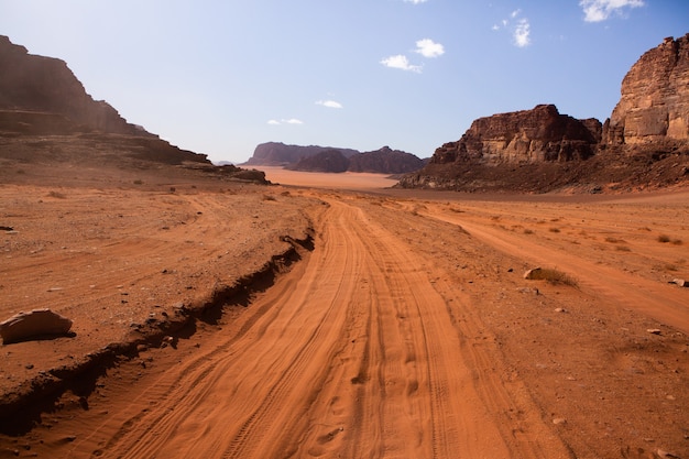 Deserto del Wadi Rum in Giordania. Il paesaggio del deserto in Giordania. Concetto di viaggio. La libertà