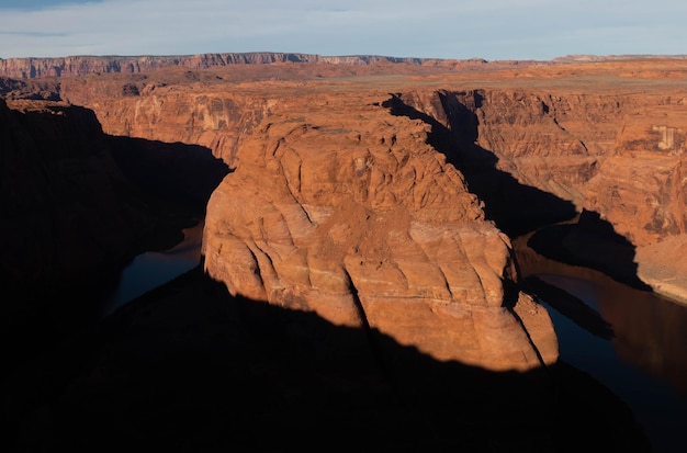 Deserto dell'Arizona nelle ombre scure all'alba