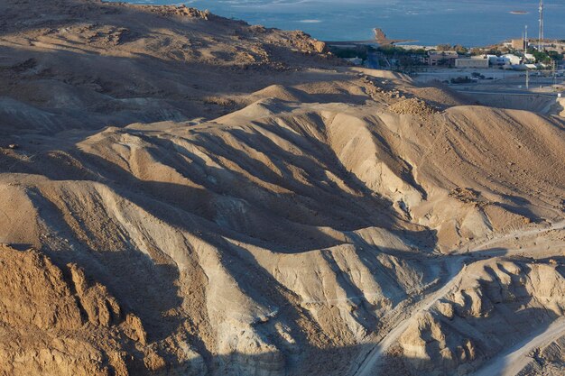 Deserto delle montagne Paesaggio di montagna sullo sfondo del Mar Morto riva salata del Mar Morto Israele Cielo sopra le scogliere grandi montagne di sale Sodoma e Gomorra Strati di sale del deserto della Giudea Vecchie saline
