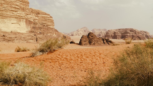 Deserto di Wadi Rum Giordania La Valle della Luna Nubi di foschia di sabbia arancione