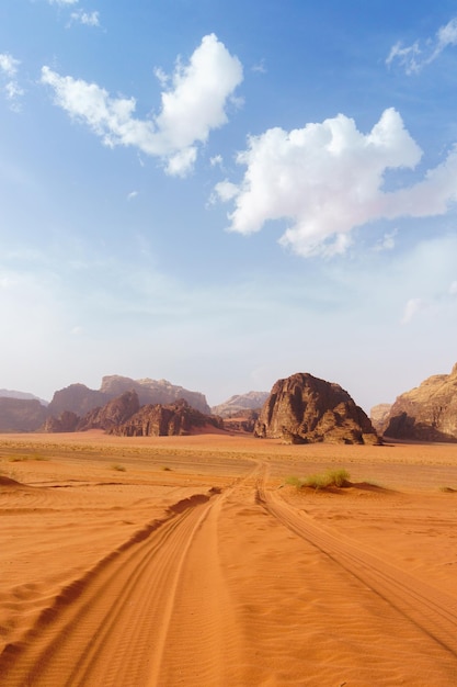 Deserto di Wadi Rum Giordania Medio Oriente conosciuta come La Valle della Luna Sabbia arancione Cielo azzurro foschia e nuvole Designazione come patrimonio mondiale dell'UNESCO Pianeta rosso Paesaggio di Marte