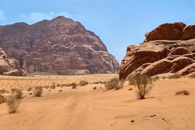 Deserto di Wadi Rum Giordania Medio Oriente La Valle della Luna Sabbia arancione Nubi di foschia Designazione come patrimonio mondiale dell'UNESCO Parco nazionale Paesaggio all'aperto Avventure fuoristrada Sfondo di viaggio