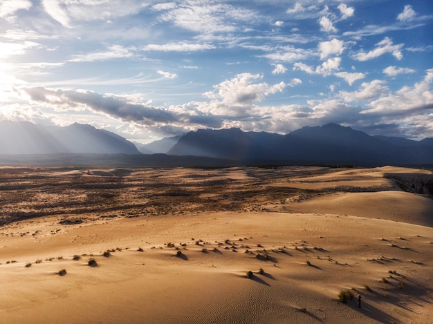 Deserto infinito e cielo azzurro caldo e siccità