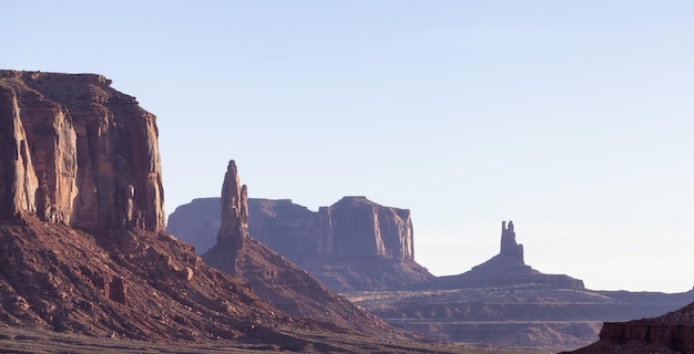 Deserto montagna rocciosa paesaggio americano mattina soleggiata alba cielo