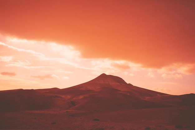 Deserto montuoso con cielo nuvoloso serale drammatico al tramonto Il deserto della Giudea in Israele