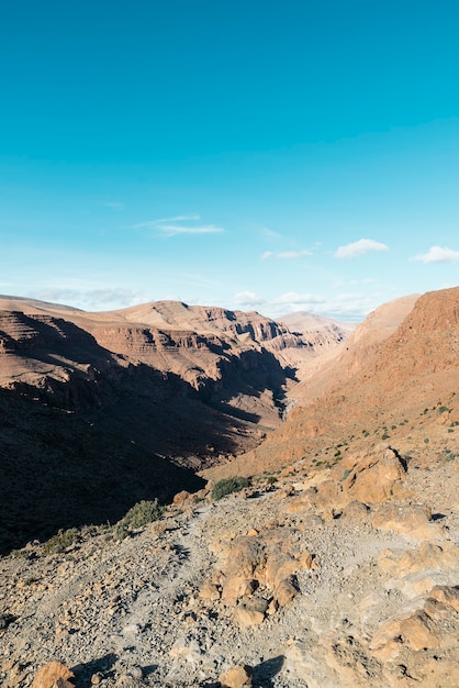 Deserto montuoso di roccia secca nel mezzo del Marocco.