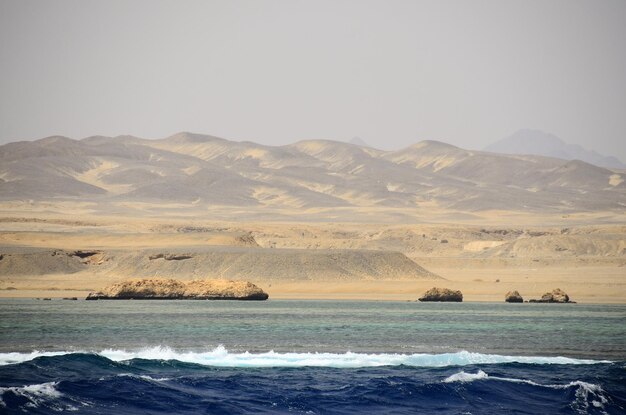 Deserto sabbioso con mare