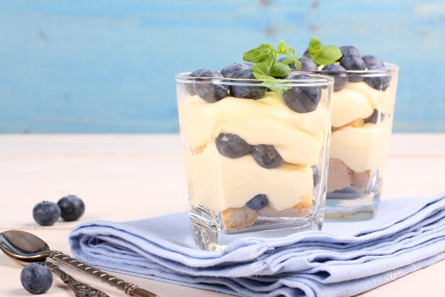 Deserto stratificato di mirtilli freschi con crema al mascarpone e biscotti in vetro