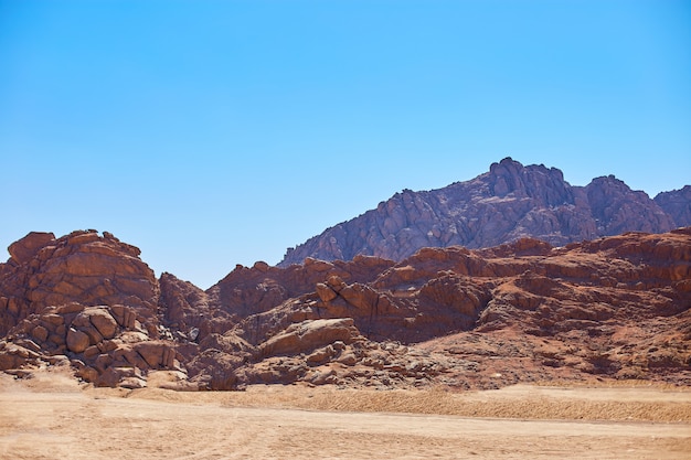 Deserto su una delle montagne. Belle dune di sabbia nel deserto.