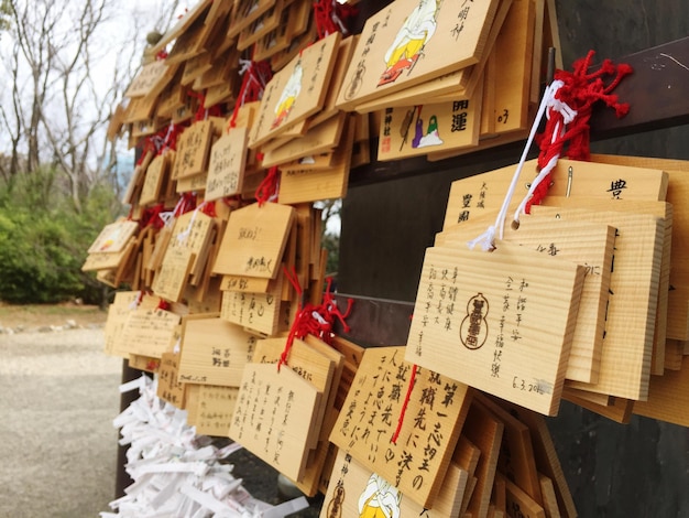 Desideri legati a chiodi su una tavola di legno