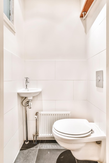 Design affascinante della stanza da bagno con WC sospeso