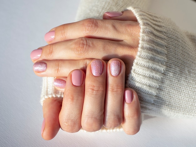 Design alla moda rosa manicure nella mano. Avvicinamento.