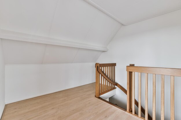 Design carino di una stanza con una scala in legno marrone