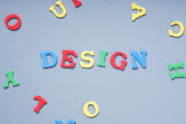 Design con lettere colorate