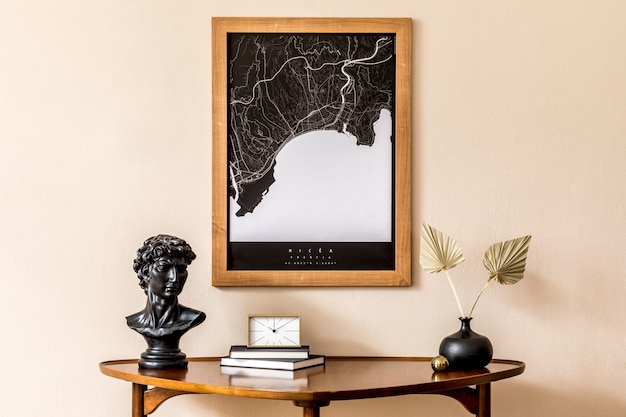 Design d'interni con tavolo elegante e mappa poster mock up in legno marrone sulla parete beige Template