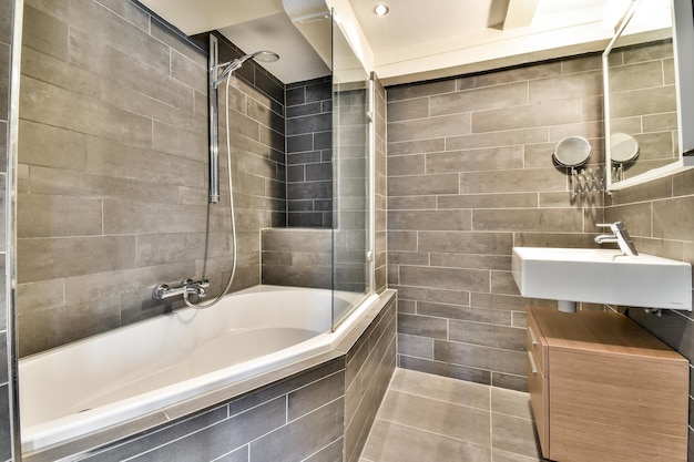 Design d'interni di lusso di un bagno con pareti in marmo