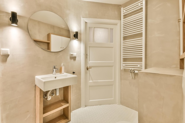 Design d'interni di lusso di un bagno con pareti in marmo