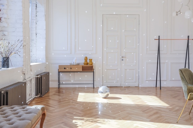 Design d'interni di lusso e luce moderno e costoso di un ampio soggiorno con elementi in legno e pareti bianche. pieno di cose decorative originali e insolite