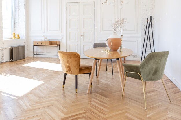 Design d'interni di lusso e luce moderno e costoso di un ampio soggiorno con elementi in legno e pareti bianche. pieno di cose decorative originali e insolite