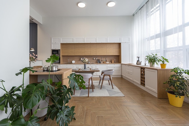 Design d'interni moderno e minimalista, appartamento enorme e luminoso con un open space in stile scandinavo nei colori bianco blu e blu scuro con colonne al centro comprende zona cucina, ufficio e salotto
