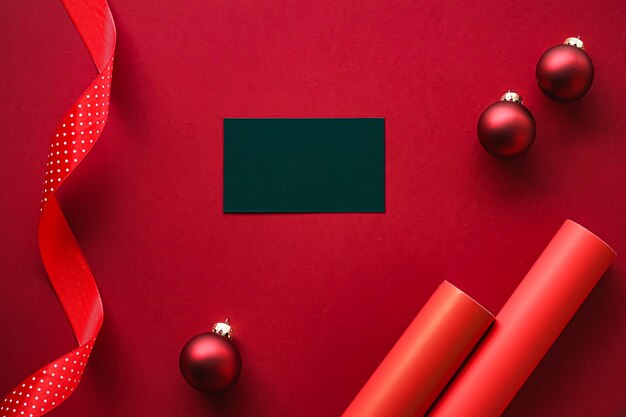 Design dell'identità del marchio per le vacanze e concetto di flatlay natalizio biglietto da visita vuoto nero e ornamento natalizio...