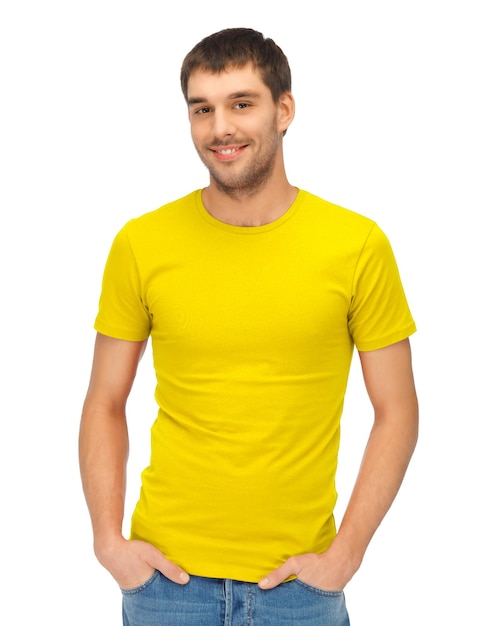 design di abbigliamento e concetto di persone felici - bell'uomo in camicia gialla vuota