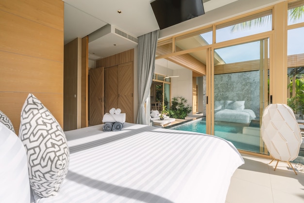 Design di interni ed esterni in camera da letto di villa con piscina di lusso, casa, piscina con funzione domestica