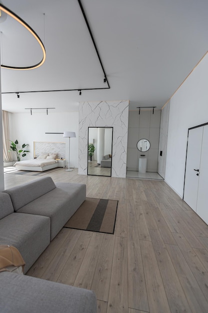 Design di lusso moderno minimalista di una casa costosa con rifiniture in marmo in una giornata di sole pareti bianche con illuminazione decorativa in parquet in gesso e nessuno all'interno